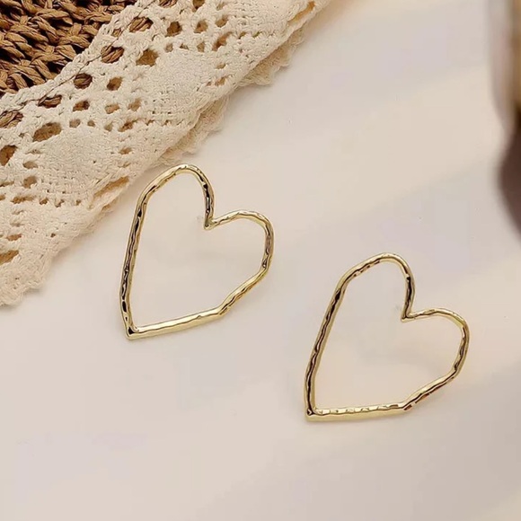NEW| Women’s Large Hollow Heart Shaped Stud Earrings - Picture 5 of 6